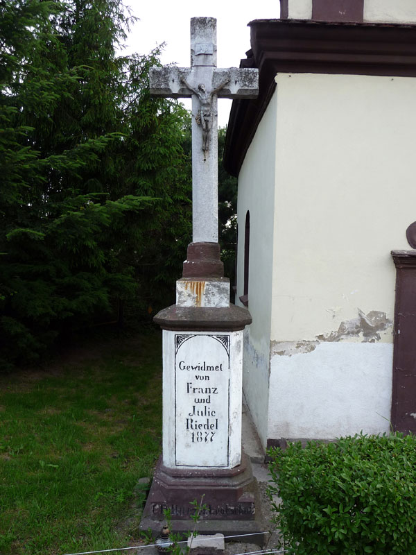 Krzyż przed kaplicą w Tarnkowej, 2011