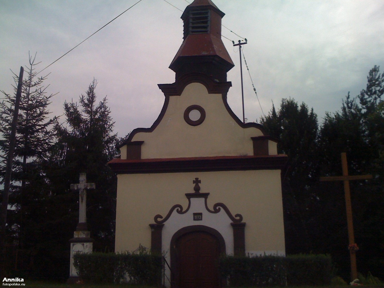 Kaplica śś. Filipa i Jakuba w Tarnkowej — widok od frontu, 2010