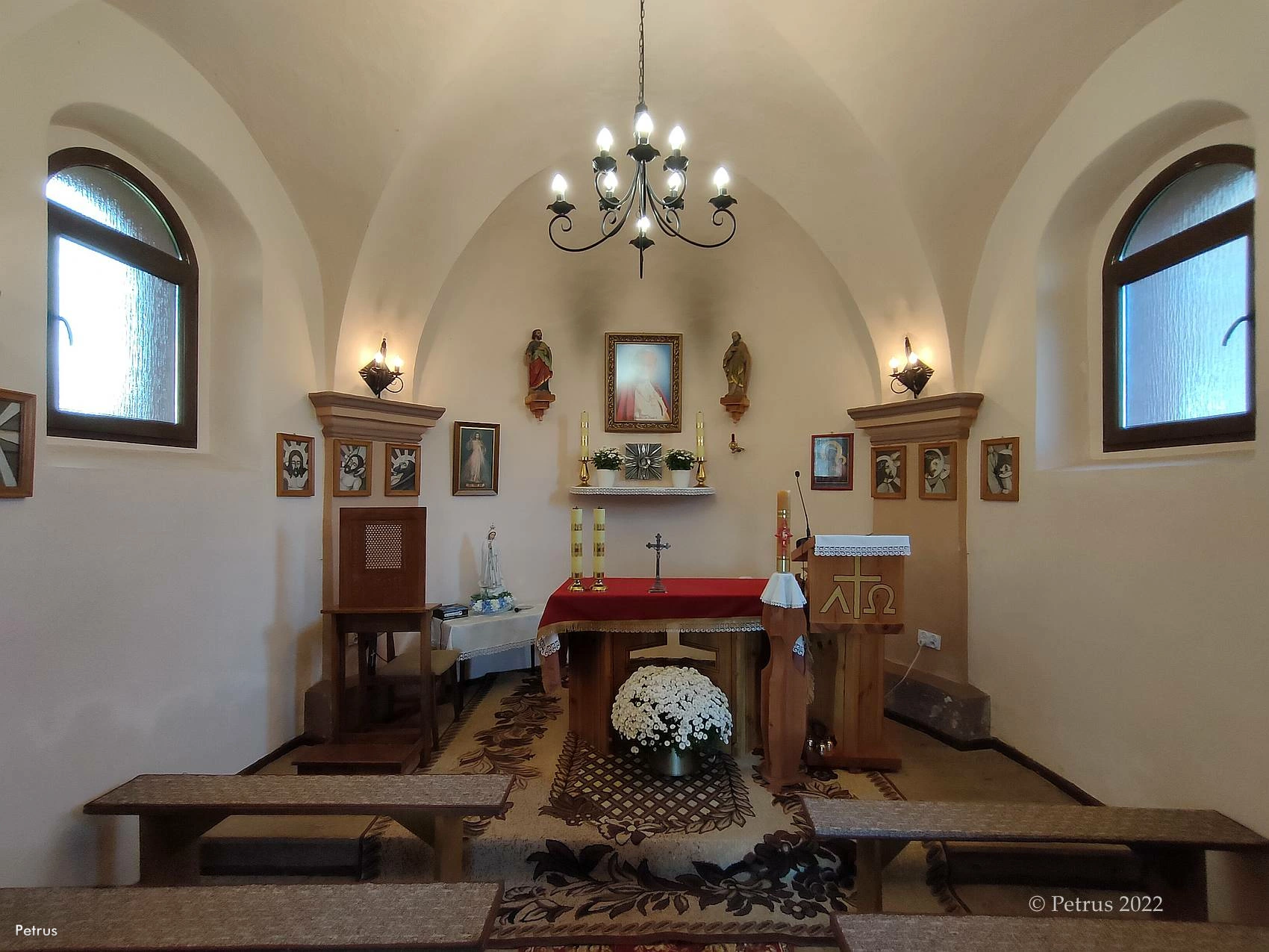 Wnętrze kaplicy — widok na nawę, 2022