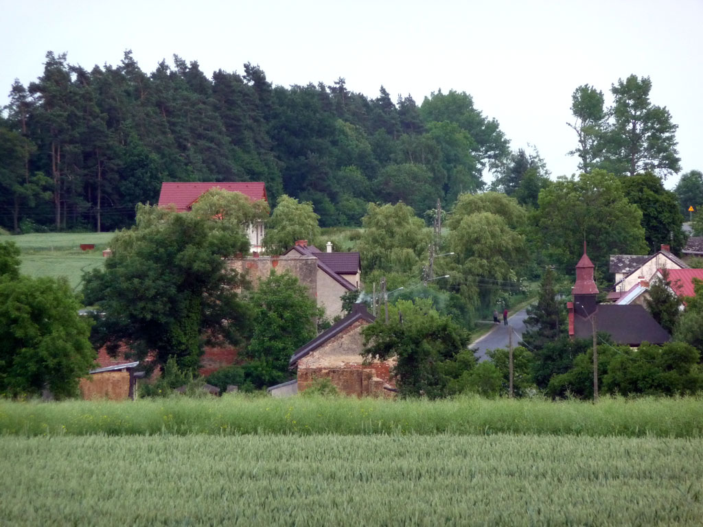 Widok na karczmę z drogi do Sławoszowa