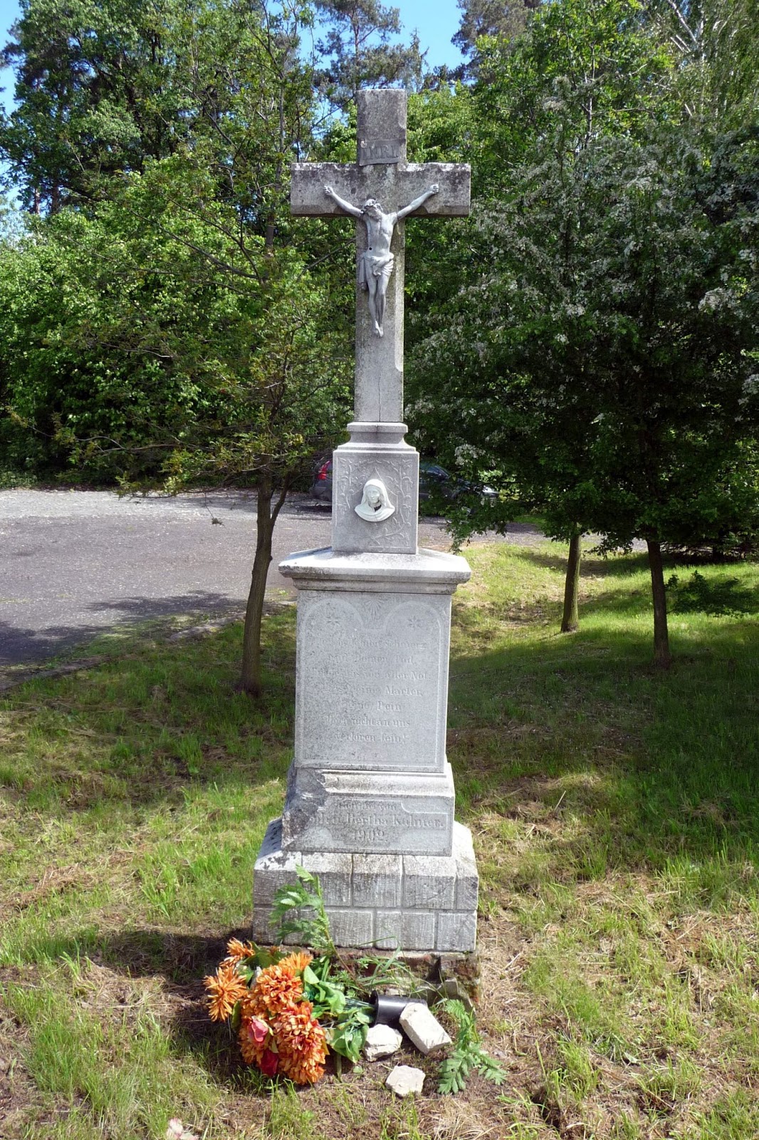 Krzyż przydrożny przy cmentarzu w Tarnkowej, 2013