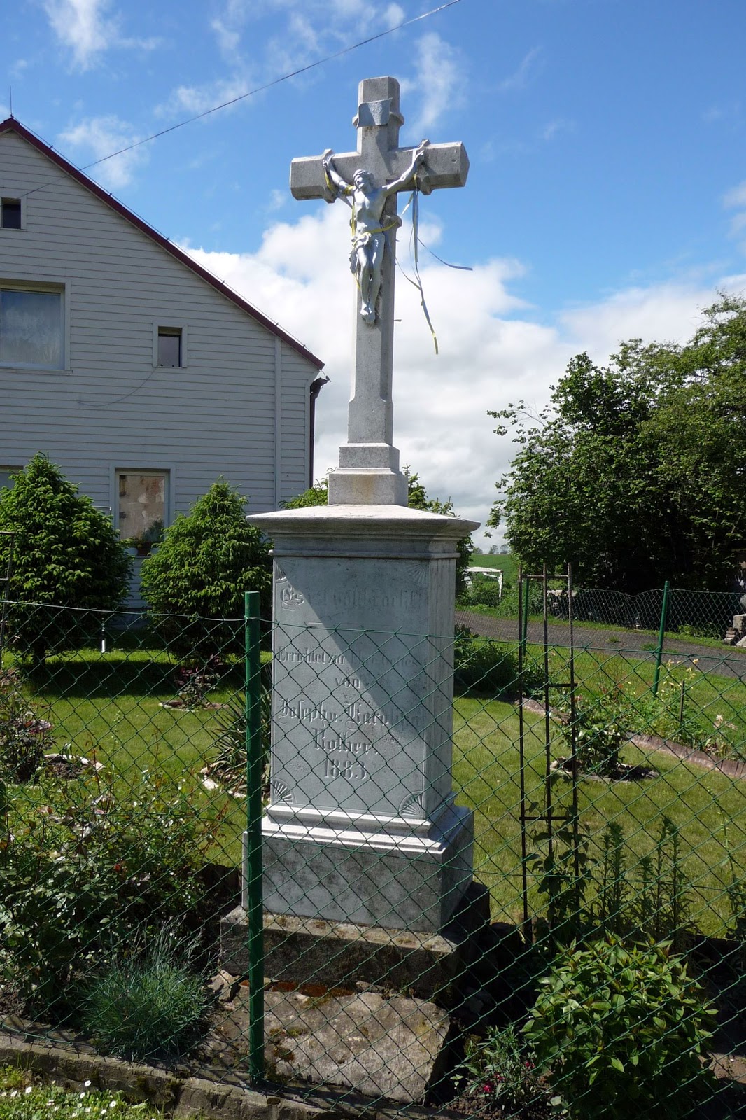 Krzyż przy domu Marczakiewiczów — widok ogólny