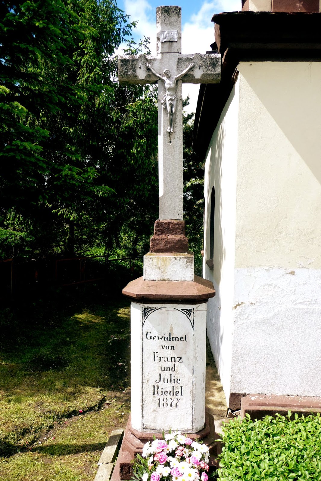 Krzyż przed kaplicą — widok ogólny
