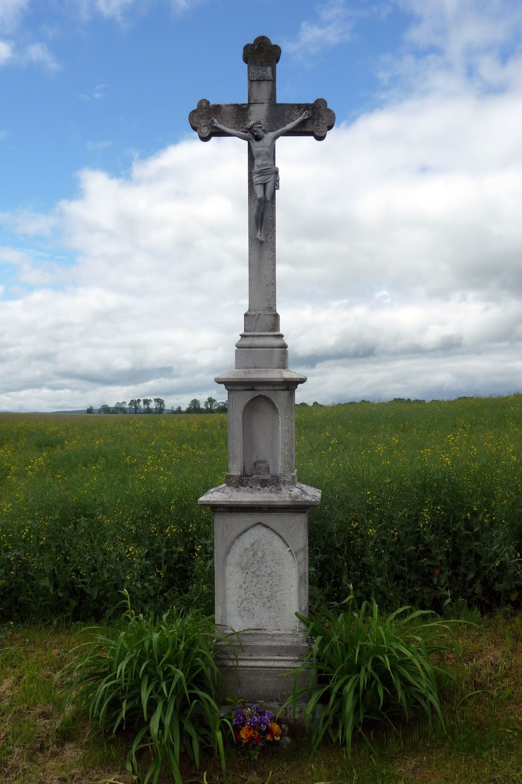 Krzyż przy drodze do Sławoszowa — widok ogólny