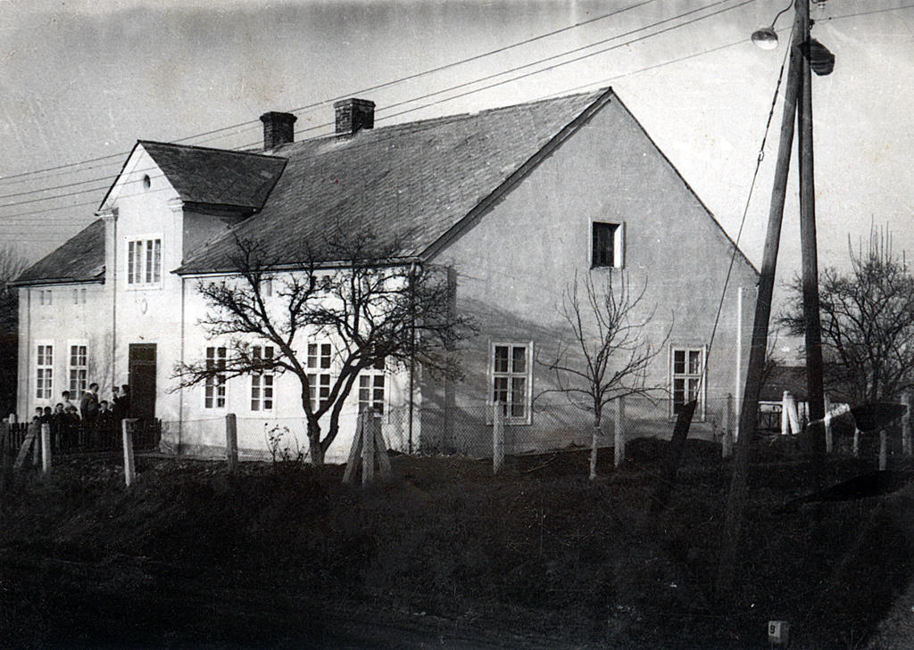 Budynek szkoły w Tarnkowej — lata 60.